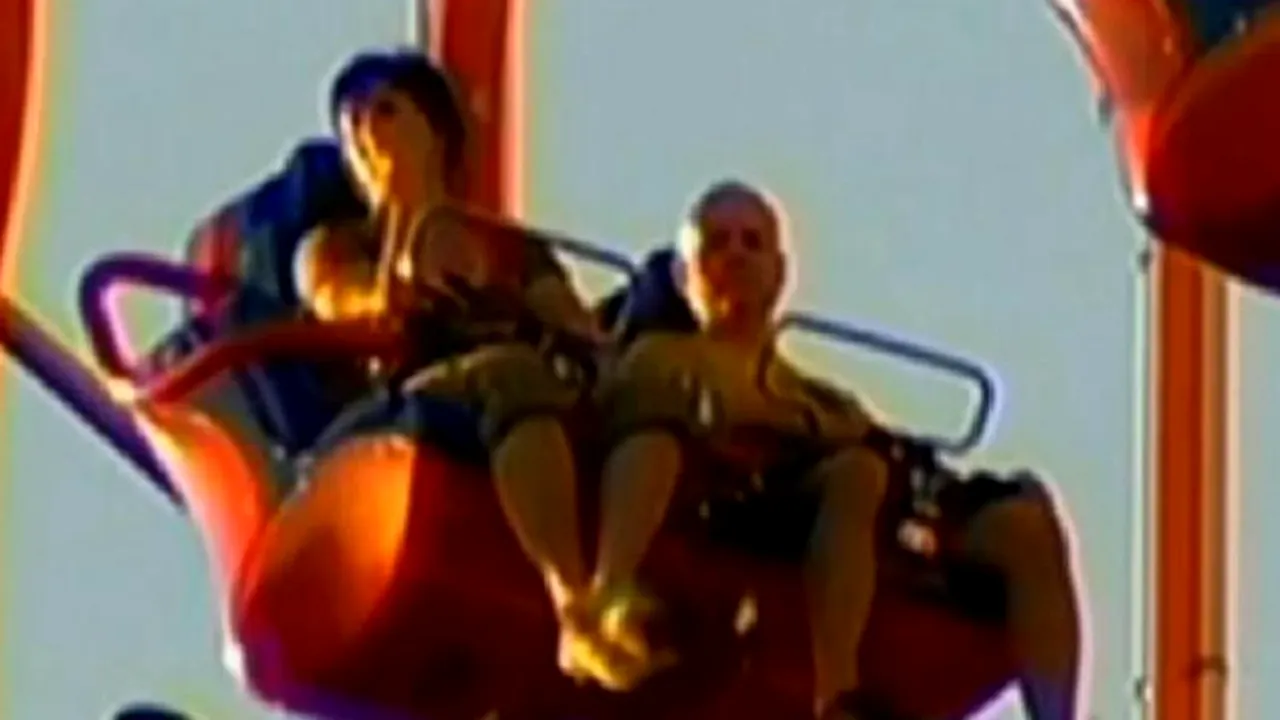 Suspendați timp de patru ore, la 90 de metri înălțime. Surpriza unor turiști într-un parc de distracții