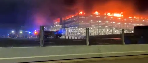 VIDEO | Zboruri ANULATE pe Aeroportul Luton din Marea Britanie, din cauza unui incendiu uriaș produs în parcare. Sute de oameni, blocați în terminal