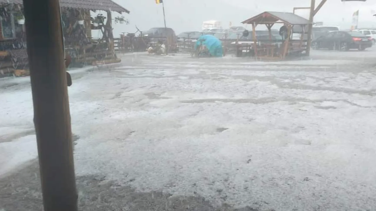 Fenomene EXTREME pe Transalpina: Sute de turiști, surprinși de grindină / „N-am văzut așa ceva de când trăiesc aici”