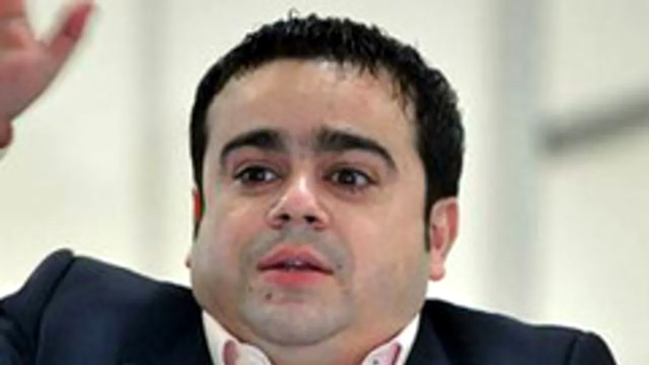 Manelistul Adrian Minune a fost audiat la DIICOT. Surse: El este pus sub învinuire pentru posesie de droguri
