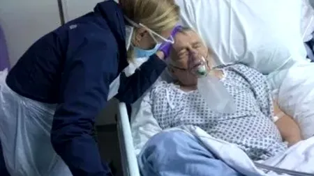 Coronavirusul lovește din nou! Tatăl celebrei Sophia Myles care a jucat în filmul „Underworld” a murit răpus de virus. Ultima imagine din spital cu cei doi - VIDEO