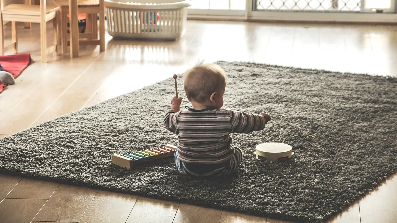 Băiețelul de 6 ani, VÂNDUT unui cetățean german, se află într-un un centru maternal din Gorj. Micuțul a suferit traume