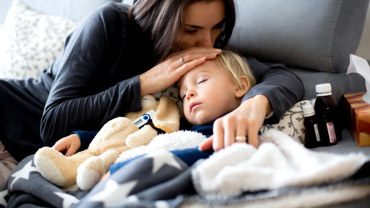 Lege promulgată! Părinţii îşi vor putea lua concediu pentru îngrijirea copilului bolnav până la împlinirea de către acesta a vârstei de 12 ani