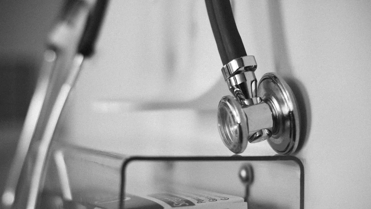 Un medic nemulțumit de banii luați a sechestrat două persoane în cabinet și le-a agresat
