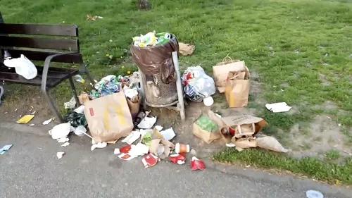 Grămezi de gunoaie în Parcul Unirii. Șeful Gărzii de Mediu anunță amenzi: ”O bătaie de joc, un dezastru se numeşte curăţenia în mijlocul Bucureştiului”