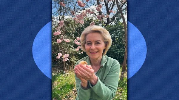 Șefa Comisiei Europene s-a filmat de Paște cu un pui de găină în mână. Ce mesaj a transmis Ursula von der Leyen europenilor