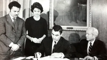 ATUNCI A ÎNCEPUT TOTUL: Ce credeți că semnează Florea Dumitrescu, ministrul de Finanțe al lui Ceaușescu, în această imagine din 1975? EXCLUSIV