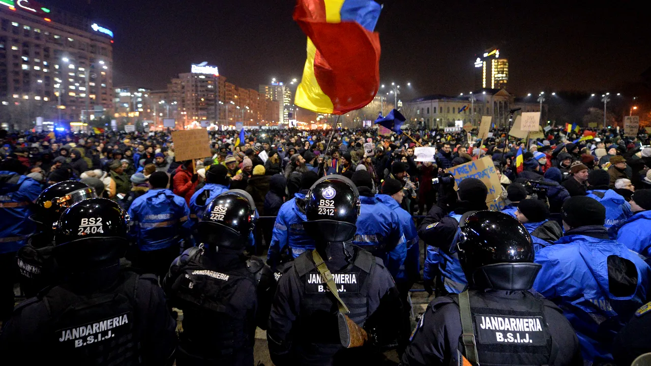 Cel mai mare protest din România ultimilor ani, spart de o gașcă de ultrași: patru răniți și 20 de reținuți