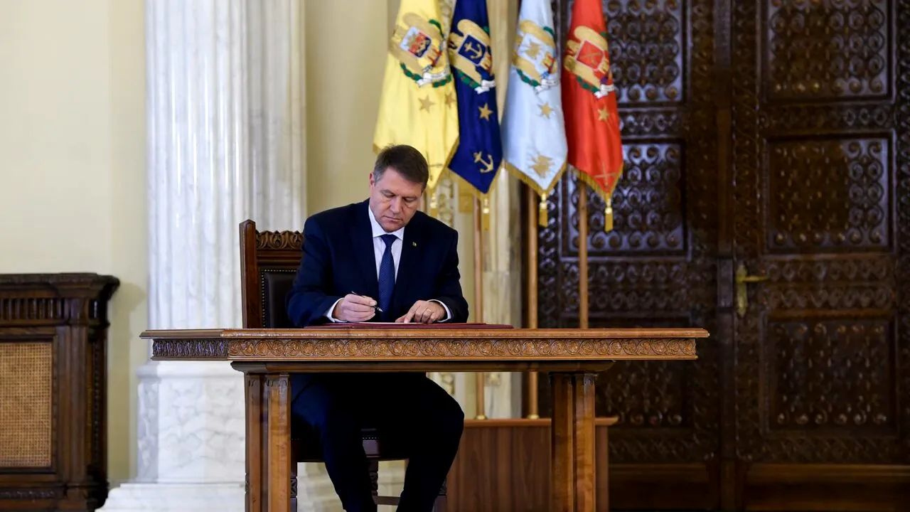 Iohannis a semnat legea: persoanele condamnate definitiv pentru infracţiuni săvârşite cu intenţie nu pot candida în funcţii publice!