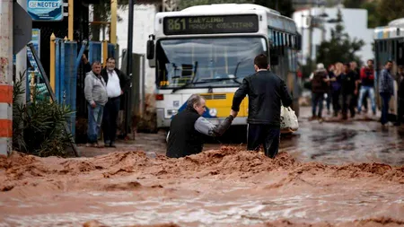 Tragedie la periferia orașului Atena: Cel puțin 15 oameni au murit după ce două localități au fost acoperite în totalitate de apă. VIDEO și GALERIE FOTO