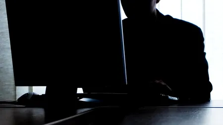 Locotenent comandor din Marina americană, acuzat că s-a masturbat la birou și a folosit calculatorul de serviciu pentru a căuta filme deocheate cu minori