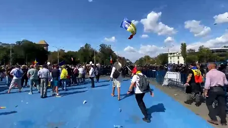 A început din nou bătaia în fața Guvernului. Se dau gaze lacrimogene, iar jandarmii aleargă ciobanii prin Piața Victoriei