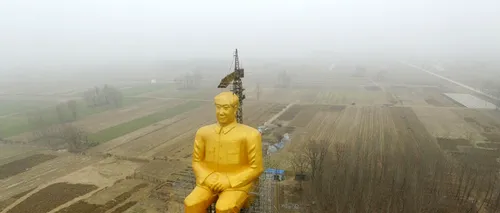 Statuie uriașă a lui Mao într-un sat din China