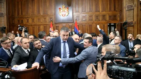 Parlamentul Serbiei, scena unei ÎNCĂIERĂRI între membrii partidului de guvernare și cei din opoziție