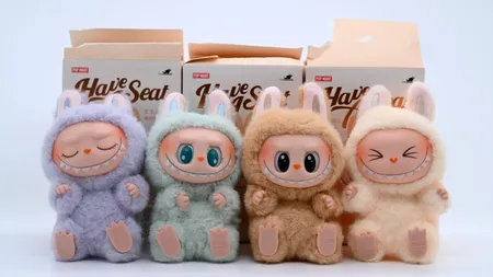 Labubu, noul fenomen global: Ce PROFIT are firma chineză care produce păpușile cu dinții zimțați. Un exemplar a fost vândut cu 150.000$ la o licitație