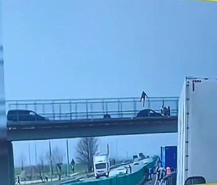 Trafic blocat pe Autostrada Soarelui. Un bărbat amenință că se aruncă de pe pod