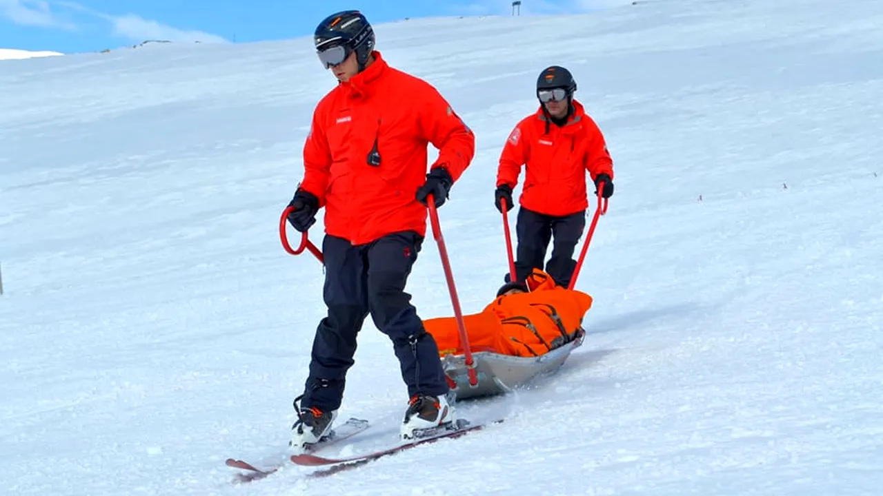 Salvatorii montani fac apel la prudență, după „o zi de foc”, cu peste 110 de intervenții. Cât de mare este stratul de zăpadă, dar și riscul de avalanșă, în ultimele două zile din an