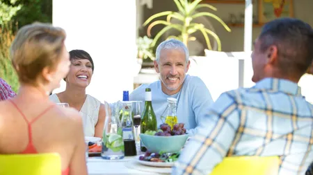 Alimentul la care trebuie să RENUNȚI definitiv dacă vrei să trăiești până la 100 de ani