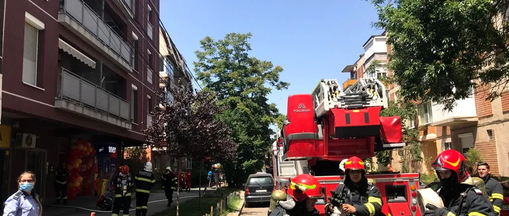 Aproape 30 de locatari ai unui bloc din Timișoara au fost evacuați, după un incendiu izbucnit la mansardă (FOTO)