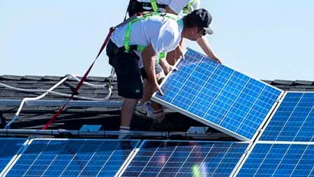 Românii care au investit în panouri fotovoltaice intră cu factura „pe minus”. Care sunt pașii pentru obținerea finanțării
