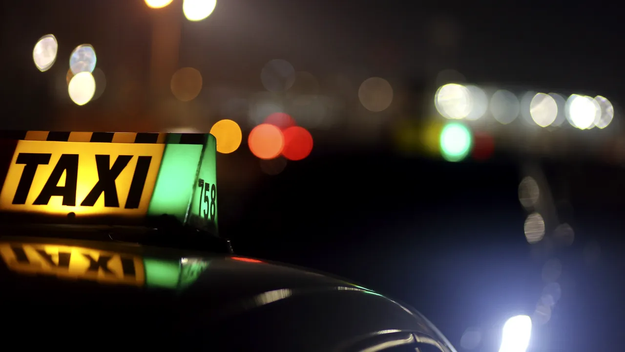 Un taximetrist a trecut prin clipe de groază, după ce trei adolescenți i-au pus cuțitul la gât. Hoții i-au furat toți banii