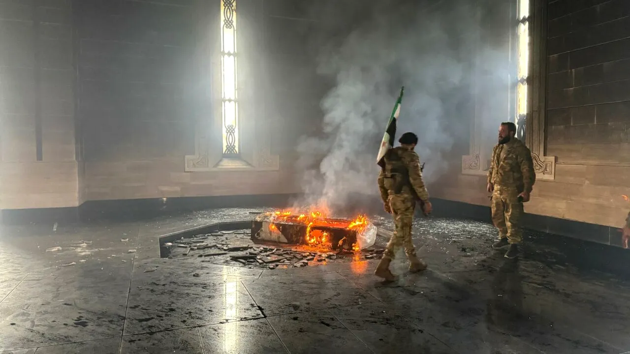 Siria: Mormântul lui Hafez al-Assad, tatăl președintelui destituit Bashar al-Assad, INCENDIAT de rebeli
