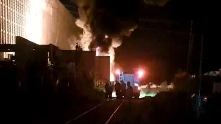 INCENDIU violent la termocentrala Mintia, după ce un transformator a luat foc. 40 de echipaje ISU au intervenit la fața locului