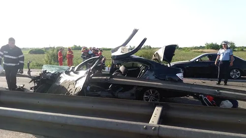 Imagini dure de pe Autostrada Pitești - București, după un accident grav între o motocicletă și o mașină. Șoferul a murit. Alte două persoane, grav rănite. GALERIE FOTO