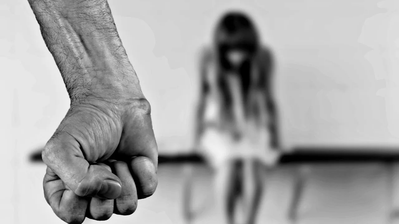 Caz ÎNFIORĂTOR în Neamț. Un adolescent, o femeie și un bărbat, cercetați de DIICOT, după ce au obligat o COPILĂ de 11 ani să se prostitueze