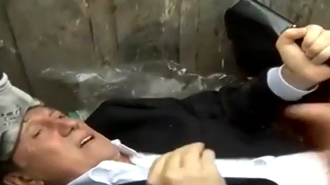 Un deputat ucrainean a fost aruncat de protestatari într-un tomberon plin cu gunoi 