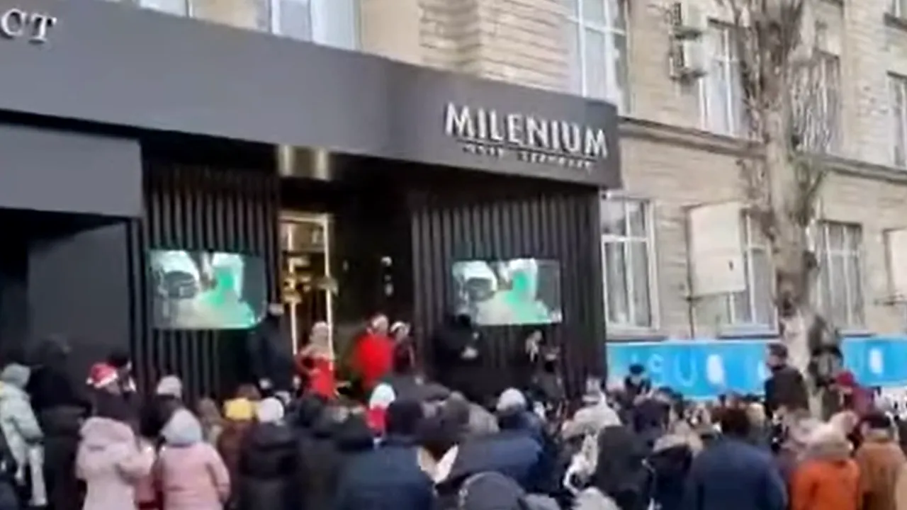 VIDEO | Bijuterii din aur și argint, oferite gratis de un magazin din Chișinău. Oamenii au fost la un pas de o încăierare generală