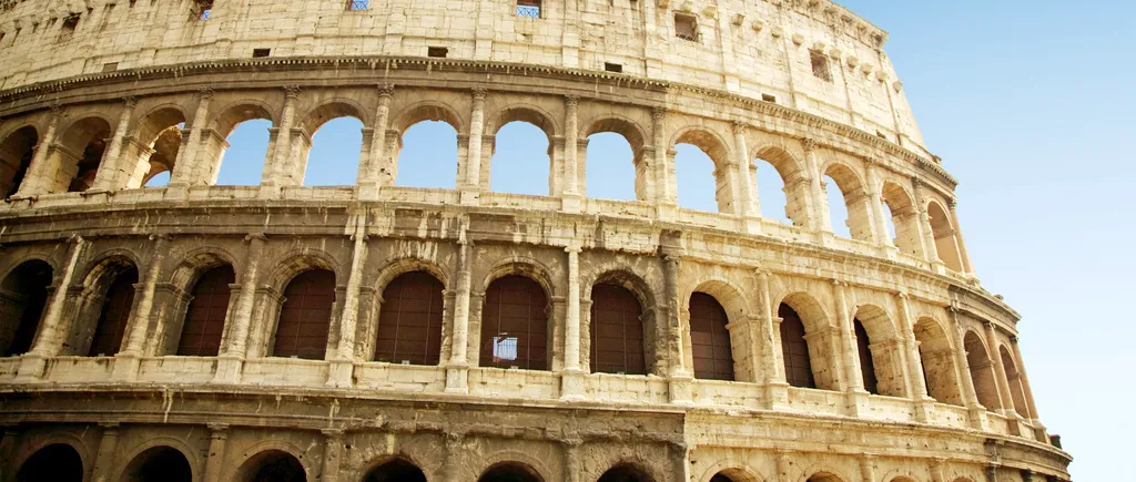 VIDEO | Turistul care și-a scris cu cheia numele pe Colosseum a fost identificat. Ce pedeapsă riscă pentru distrugerea patrimoniului cultural