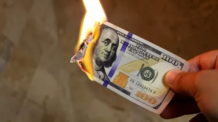 Un om de afaceri a ars un milion de dolari. Motivul uimitor pentru care a recurs la acest gest