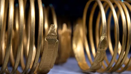 Scenariu SUMBRU legat de tezaurul furat: Există un risc de 50% ca hoții să fi topit deja coiful de la Coțofenești și cele trei brățări pentru aur