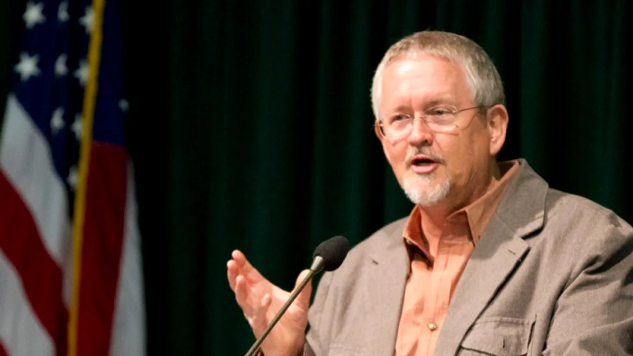 Un renumit scriitor de romane SF l-a comparat pe Obama cu Hitler