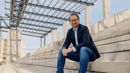 Fritz vs. Simonis, dispută politico-vestimentară: „Poate, totuși, are dreptate domnul Simonis, oamenii pot să deosebească politicienii după pantofi”
