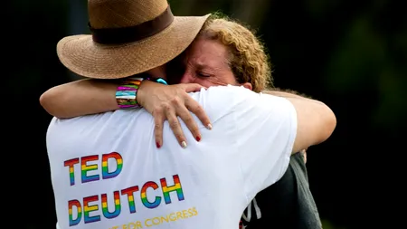 O camionetă a intrat în mulțime la o paradă LGBT în Statele Unite