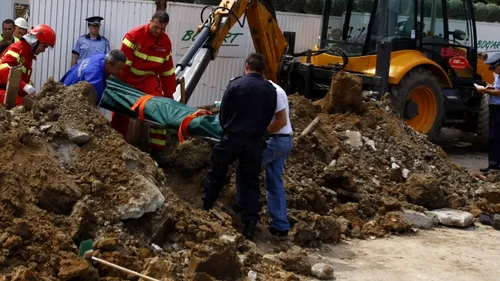 Muncitor care lucra la canalizare, mort după ce a fost prins sub un mal de pământ