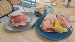 Ai voie să iei mâncarea din restaurantului hotelului în cameră? Controversa „muntelui de mezeluri” de pe litoral