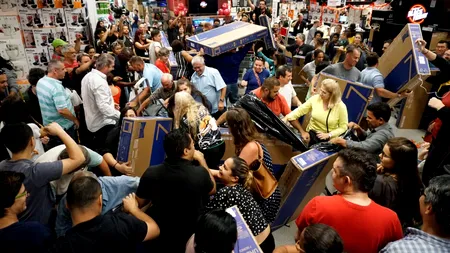 Primele oferte de Black Friday. Clienții se îngrămădesc să-și cumpere cele mai noi telefoane, laptopuri și televizoare la prețuri reduse