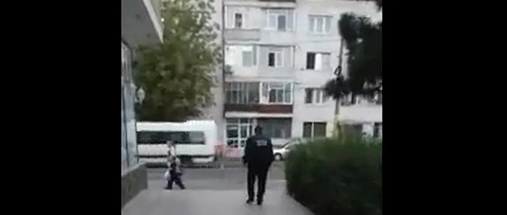 Un polițișt local beat, îmbrăcat în uniformă, a fost filmat în timp ce mergea clătinându-se pe stradă 