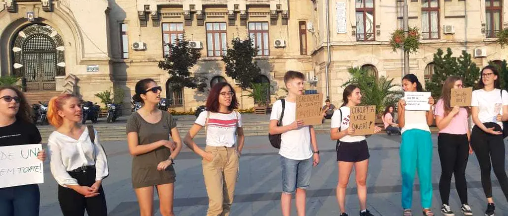 Peste 100 de tineri protestează la Craiova, după cazul Caracal. „Corupția ucide îngeri. 112, cum să am încredere în voi?
