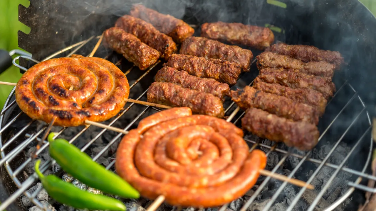 De ce să pui sare pe jar, înainte să faci mici pe grătar, de 1 Mai. Truc pentru un gust perfect
