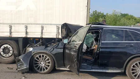 Accident pe A1. Un autoturism a intrat sub remorca unui TIR. O femeie a fost decapitată lângă soţul ei  - VIDEO