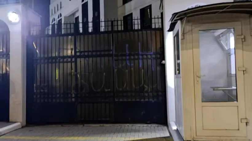VIDEO | Cadou de ziua lui Putin. Ambasada Rusiei din Chișinău a fost vandalizată. Suspectul, un bărbat originar din Rusia