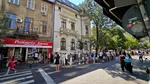 Nea Mihai rupe și sâmbătă la merdenele „cu margarină”. E coadă imensă în continuare la patiseria din Amzei