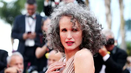Actrița Andie MacDowell se mândrește cu vârsta și părul său gri: „Vreau să fiu bătrână, m-am săturat să încerc să fiu tânără”