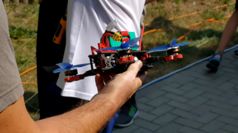 DRONE care prind viteze de 200 de km/oră se întrec într-un concurs internațional. Cât costă o dronă asamblată de piloți