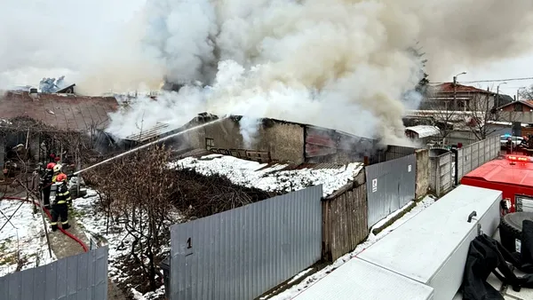 Un incendiu puternic are loc sâmbătă pe o stradă din București, unde ard mai multe case. Zeci de pompieri sunt la fața locului