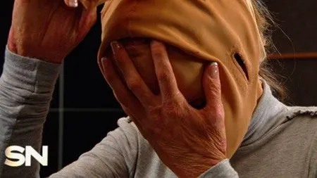 După doi ani în care a purtat o mască, și-a arătat chipul. Cum arată acum tânăra care a trecut prin 30 de operații de reconstrucție a feței